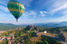 Belogradchik Rocks 위의 가상 열기구 타기