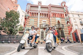 ARQUITECTURA Y MODERNISMO DE GAUDÍ en una Vespa