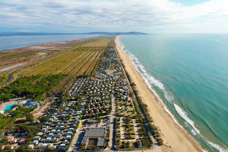 Aerial photo of the "Le Castellas" campsite with Sète in the background.