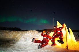 Ísflot á skógarvatni með norðurljósum