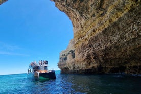 Albufeira: Strandlína og Benagil hellaskoðun með katamaran