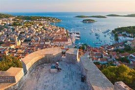 Tour en lancha rápida en grupo por las islas Cueva Azul, Hvar, Vis y Pakleni