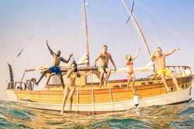 Excursión privada de un día a las playas más bellas de Rodas en un barco tradicional