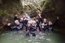 Família Canyoning perto do Lago Bled