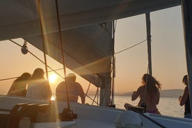 Catamarano a vela privato sulla Riviera di Atene con pasto e vino