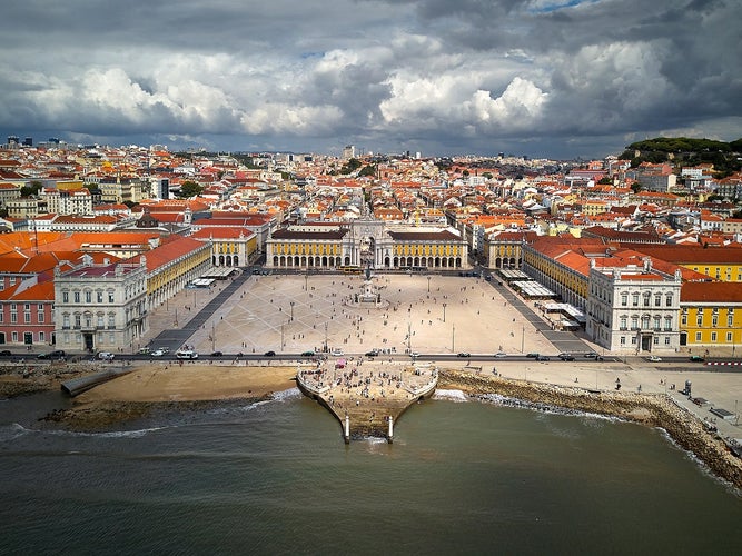 Lisbon_main_square_(36622604910).jpg