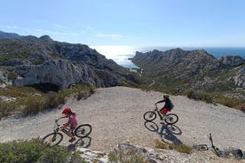 マルセイユショアエクスカーション：Electric Mountain BikeによるCalanques国立公園