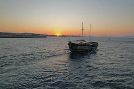 Crucero nocturno griego en Rodas con buffet y tour de bailarines