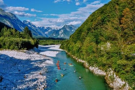 Čezsoča에서 출발하는 Soča Valley의 가이드 싯온탑 카약 어드벤처