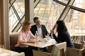 Spätes Mittagessen in Paris im Madame Brasserie Restaurant des Eiffelturms