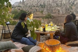 Dîner romantique au coucher du soleil en Cappadoce avec nourriture sauvage