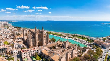 Photo of aerial view of La Seu, the gothic medieval cathedral of Palma de Mallorca in Spain.