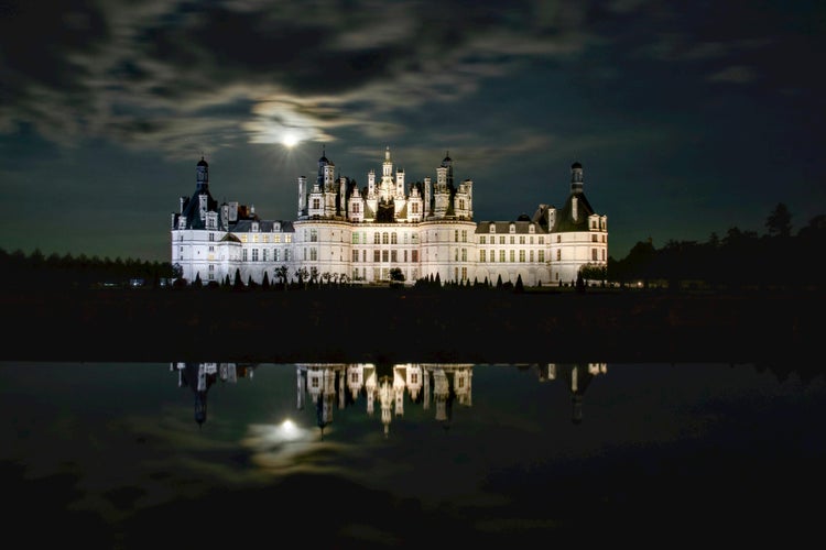 Château de Chambord Illuminated at Night.jpg