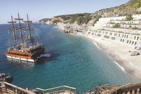 Viagem de barco de catamarã de dia inteiro a partir de Alanya