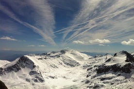 Escursione con le racchette da neve per l'intera giornata al picco di Bezbog 2645 m nelle montagne di Pirin