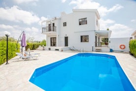 Cozy 2 bedrooms apartment in complex with swimming pools and beautiful view