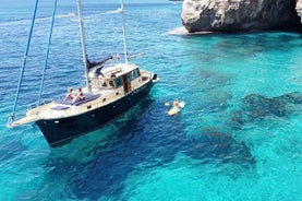 Private excursion on a classic sailboat along the coast of Menorca