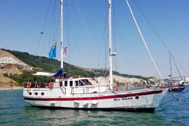 Magnífico picnic en el yate del Mar Negro con comida y bebidas