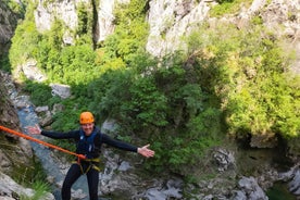 Iz Omisa/Zadvarija: Extremni Canyoning na rijeci Cetin