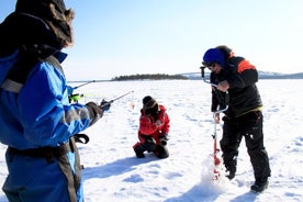 Von Kakslauttanen: Eisfischersafari zum Inarisee, inkl. Mittagessen