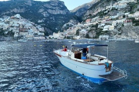 Croisière privée d'une heure et demie au coucher du soleil sur la côte amalfitaine