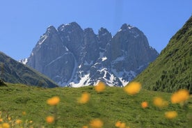 Tour privato di 2 giorni a Kazbegi e al villaggio di Juta con Trekking