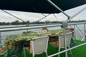 Passeio de barco pelo Delta do Danúbio, com terraço e salão fechado.