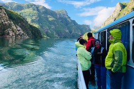 Tour di 2 giorni al lago Komani, Valbona e Prizren da Tirana (3-6 persone)