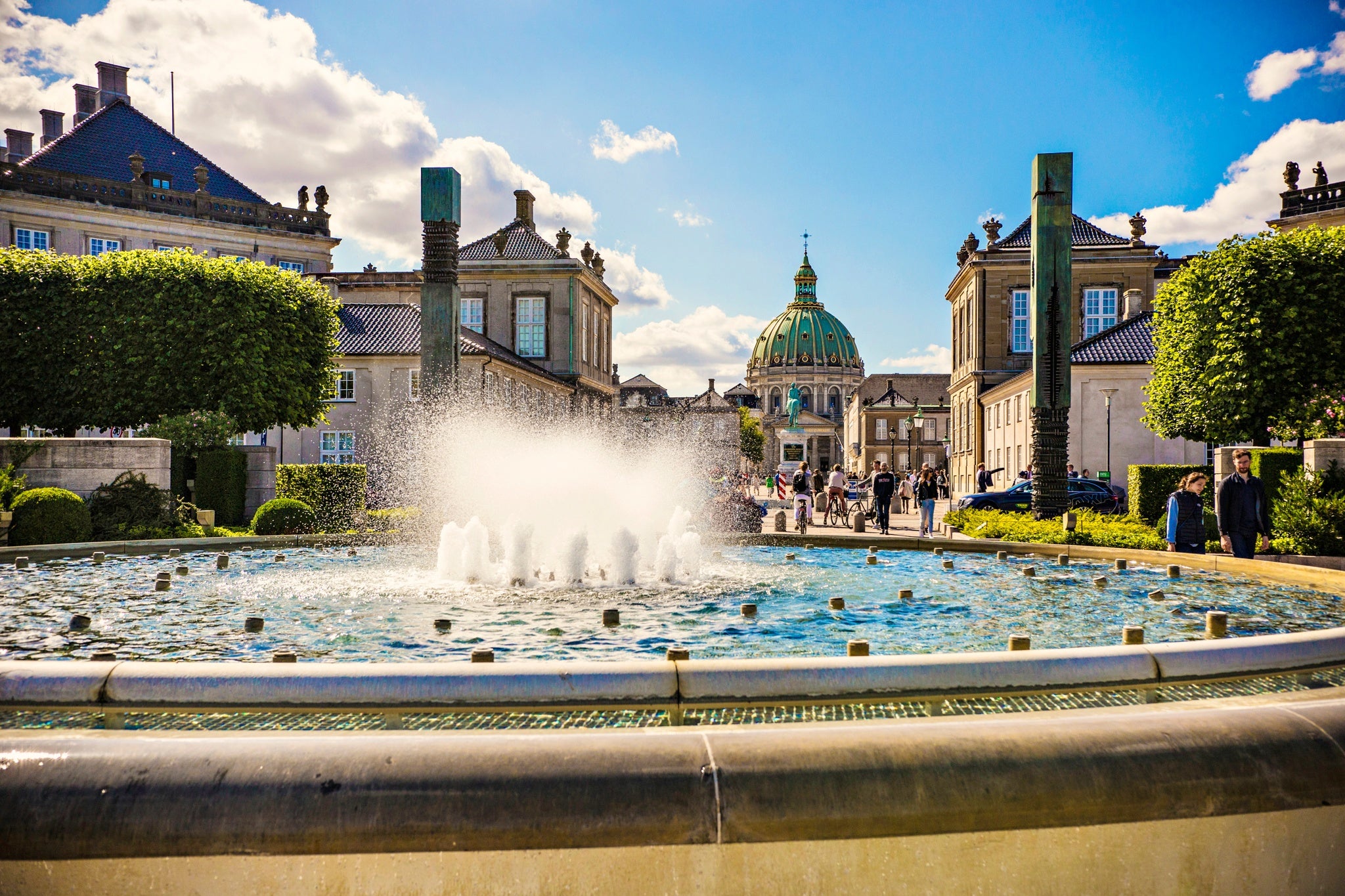 Fountain in front of Amalienborg Palace, Denmark.jpg