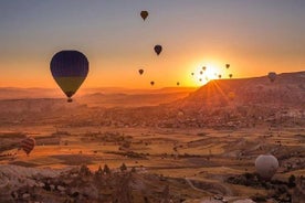 Excursión de día completo a Capadocia con paseo en globo al amanecer