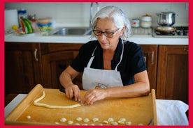 Cesarine: lezione di cucina casalinga e pasto con un locale a Bari