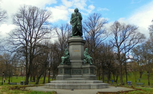 photo of statue of Carl von Linné in Humlegården in Stockholm, Sweden.