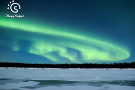 Aurora Borealis-reis aan de oever van het meer van Lapland