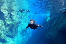 Schnorcheltour im Silfra-Neoprenanzug mit Unterwasserfotos – ab Reykjavik