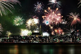 Fogos de artifício de ano novo de barco de Reykjavik