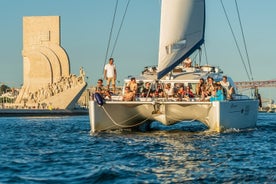 Croisière en groupe en catamaran à voile au coucher du soleil avec verre de bienvenue