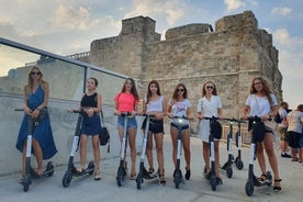 Fahren Sie mit dem Elektroroller Segway Ninebot durch die Stadt