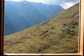 Excursão em grupo de trekking de Tusheti a Khevsureti via Atsunta Pass