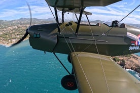 Nouveau Biplan survolant la Baie de Marseille, de superbes calanques. 