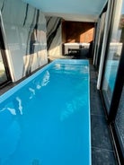 Piscine et jacuzzi Loft ravissant dans une maison basque