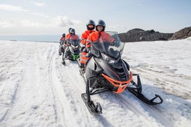 ミールダルスヨークトル氷河でのスノーモービル体験