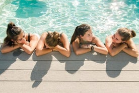 Pausa Spa a Santorini per un gruppo di 3-9 amici e accesso giornaliero alla piscina