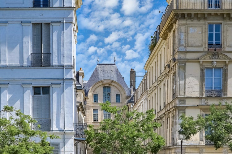 photo off view of Paris, ile saint-louis and quai de Bethune, beautiful ancient buildings.