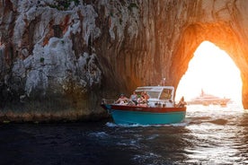 Coucher de soleil en petit groupe et excursion en bateau en soirée à Capri