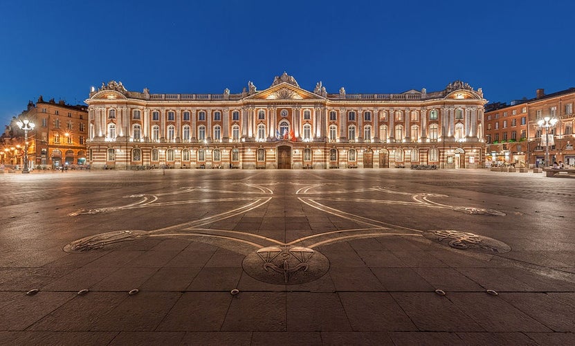 1024px-Toulouse_Capitole_Night_Wikimedia_Commons.jpg