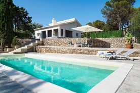 Villa con piscina e campo da tennis