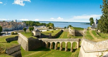 The exceptional region of Bordeaux (port-to-port cruise)