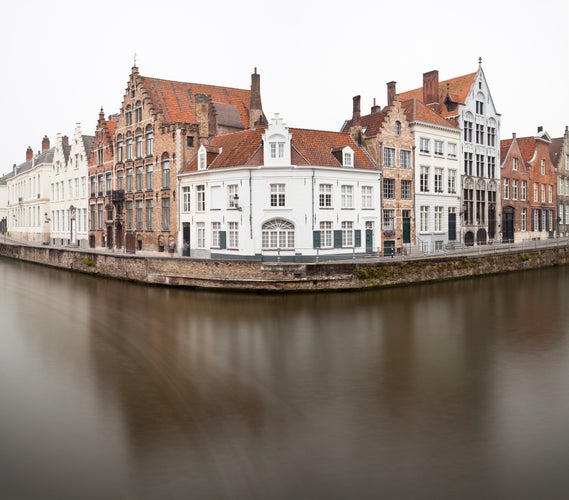 bruges-spiegelrei-on-misty-day-2023-11-27-05-30-56-utc.jpg