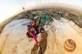 Experiencia de parapente en Pamukkale por pilotos expertos locales