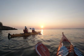 Zonsondergang zeekajakken in de Rivièra van Athene